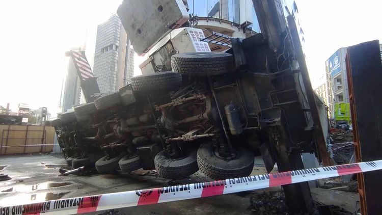 İstanbul'da rezidans inşaatındaki vinç, öğrenci yurduna devrildi