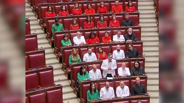 İtalya’da muhalefet vekilleri, Filistin bayrağının renklerini taşıyan kıyafetlerle mecliste