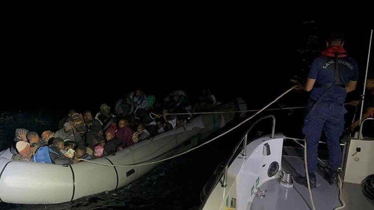 İzmir açıklarında 43 düzensiz göçmen yakalandı