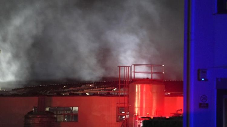İzmir'de cam fabrikasında çıkan yangın söndürüldü