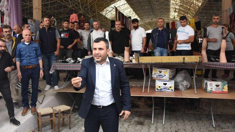 Esnafın öfkesi geri adım attırdı: İzmir'de CHP'li belediye pazar yerini CHP'li vekillere vermişti