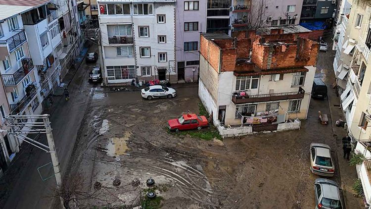 İzmir’de sağanak sonrası su basan ev ve iş yerlerinde temizlik sürüyor
