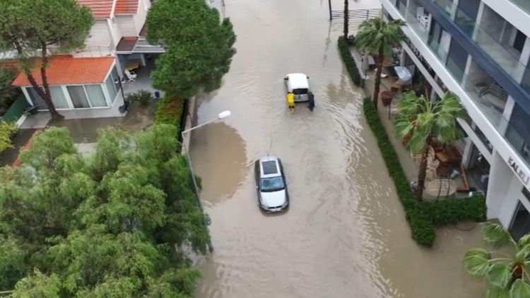 İzmir’de yollar çöktü, ev ve iş yerlerini su bastı