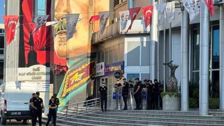 İzmit Belediyesi'ne operasyon: Başkan ve eşi gözaltına alındı