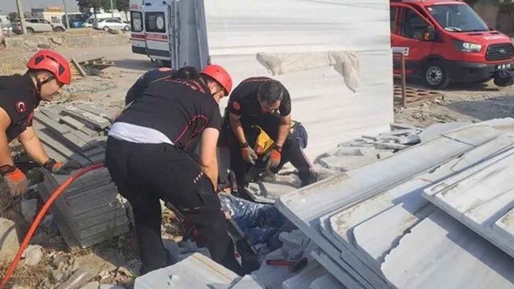 Sanayi sitesinde mermer blokların altında kaldılar