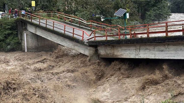 Şiddetli yağışlar, Rize, Giresun ile Artvin’de sel ve heyelanlara yol açtı
