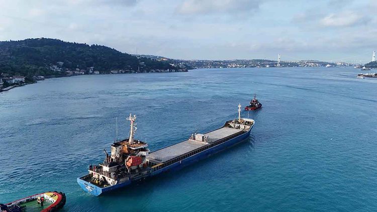 Karadeniz’de saldırıya uğrayan Türk gemisi İstanbul’a ulaştı