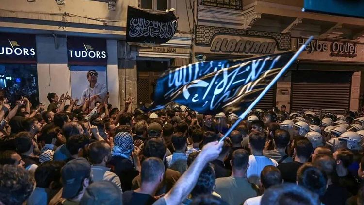 Müslümanlar dik durun karşınızda leşler var