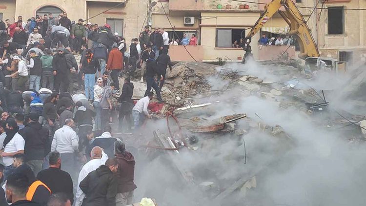 Lübnan’ın Trablusşam kentinde çöken binada en az 14 kişi hayatını kaybetti