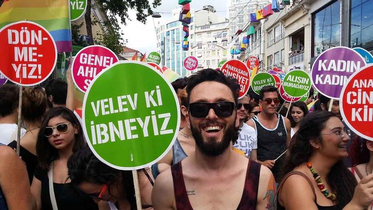 LGBT destekçisi Mabel Perperişan şarkısı sebebiyle hakim karşısına çıktı