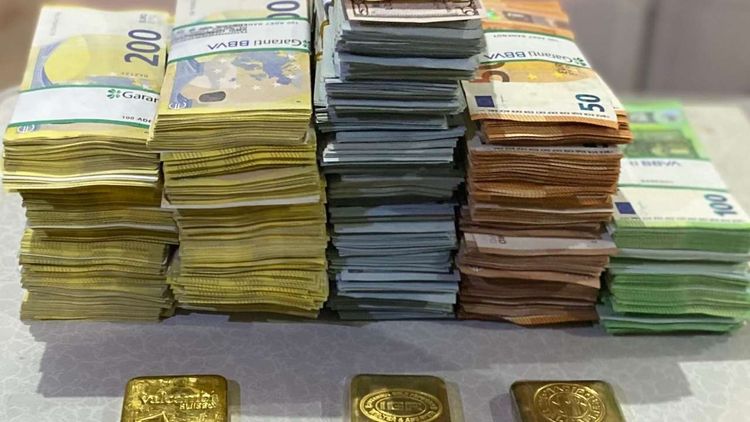 CHP'li Manavgat Belediyesi’ne yönelik büyük yolsuzluk operasyonunda, depoda gizlenmiş halde altın ve yüklü miktarda döviz ele geçirildi