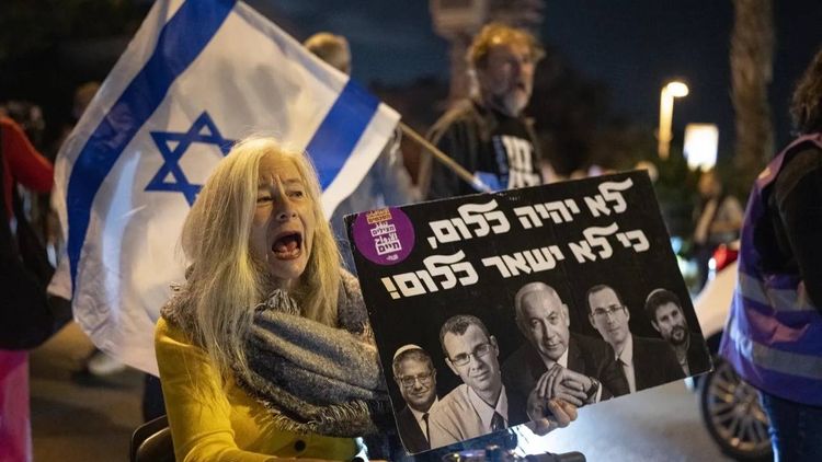 Terör lideri Netanyahu'nun af talebini bir grup İsrailli protesto etti