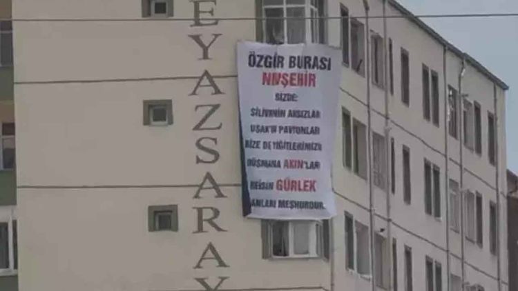 Özgür Özel’in Nevşehir’deki mitinginde CHP’nin rezilliklerini hatırlatan pankart!