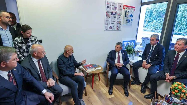 Özgür Özel’den LGBT propagandası yaptığı gerekçesiyle kapatılan T24’e ziyaret