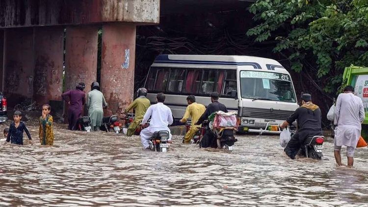 Pakistan'da muson yağışları sele sebep oldu: 200'den fazla can kaybı