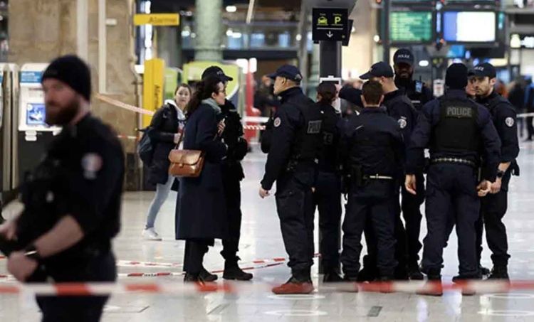 Paris tren istasyonunda bıçaklı saldırı: Yaralılar var!