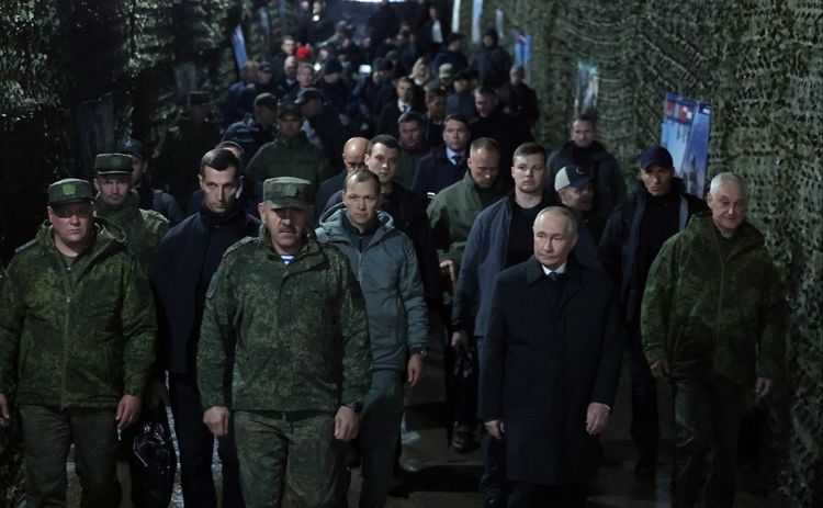 Putin tatbikat sahasında: Yeni silahları denediler 
