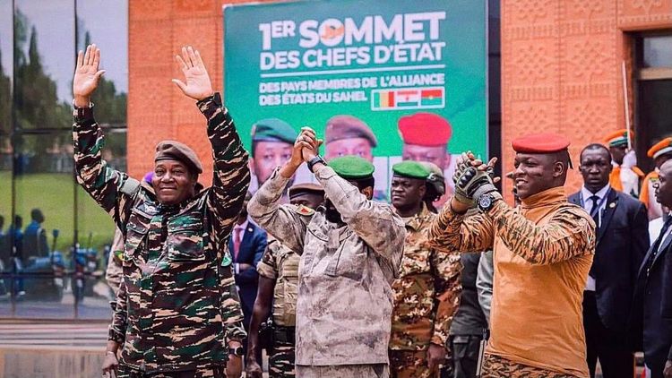 Mali, Nijer ve Burkina Faso ortak pasaport sistemine geçeceklerini duyurdu