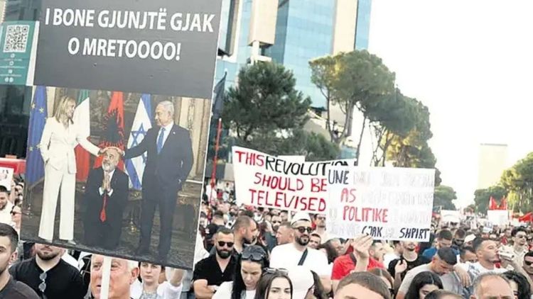 Arnavutluk'ta, satılan Sazan Adası protestoları büyüyor