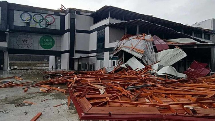 4 şehirdeki fırtına yıkıma yol açtı: 1 kişi öldü, okullar tatil edildi
