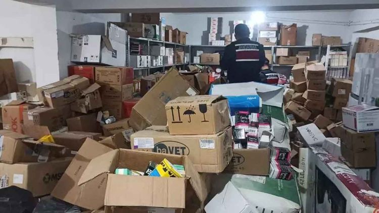 Antalya'da kaçak ve tarihi geçmiş 4 ton ilaç ele geçirildi