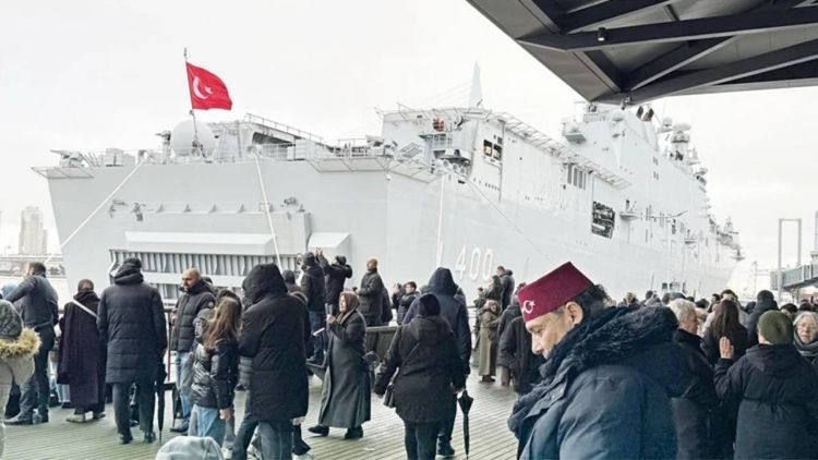 Hollanda'da bulunan TCG Anadolu’yu görmek için Avrupa'daki Türkler limana akın etti