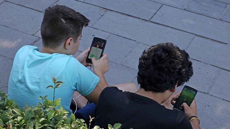 Fransa liselerde cep telefonu yasağına hazırlanıyor