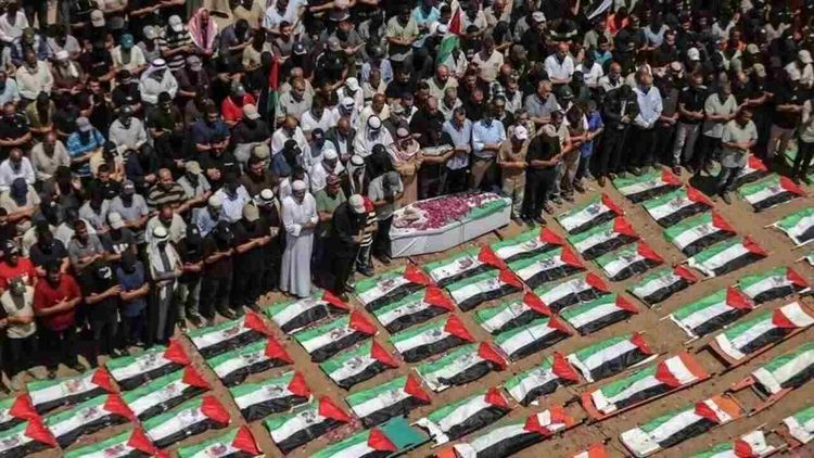 Terör devleti İsrail'in Gazze'de katlettiği 75 Filistinli enkaz altından çıkarılıp defnedildi