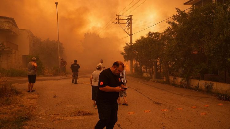 Yangınlara müdahale ediliyor