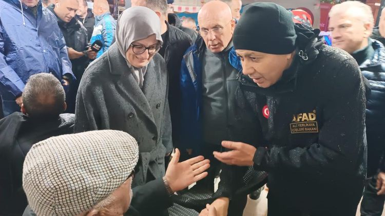 Bakan Yerlikaya deprem bölgesinde incelemelerde bulundu