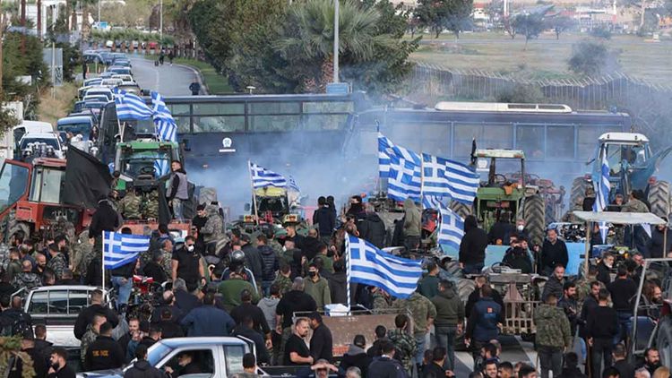 Yunanistan'da ayaklanan çiftçiler havalimanını kapattı