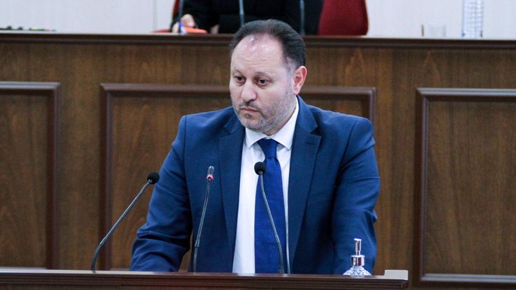 Rum gruplar KKTC bayrağını yaktı: KKTC Meclis Başkanı Öztürkler’den tepki