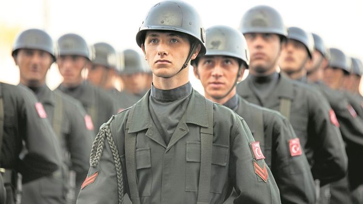 Zorunlu askerlik devam edecek