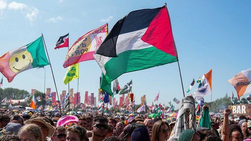 İngiltere'de düzenlenen Glastonbury Festivali'nde Filistin’e destek sloganları atıldı