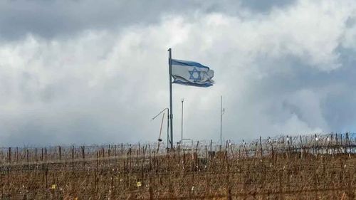 Terör devleti İsrail, fırsattan istifade Suriye’nin Kuneytra kırsalında bayrak dikti