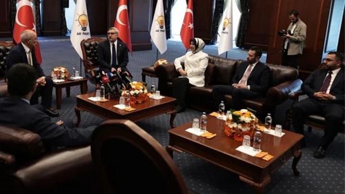 Ak Parti ile CHP bayramlaştı