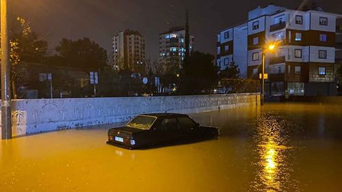 Antalya Serik’te sağanak sebebiyle bazı iş yerlerini su bastı