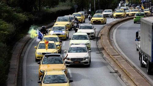 Atina’da taksiciler kontak kapattı