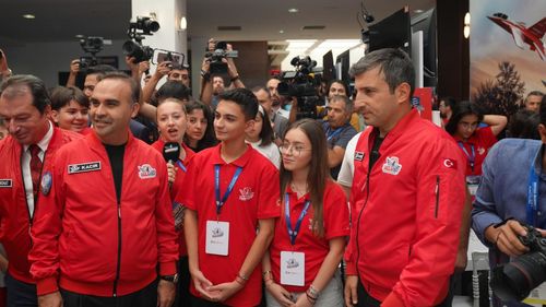 Bakan Kacır ve Selçuk Bayraktar, TEKNOFEST’te finalist öğrencilerle buluştu