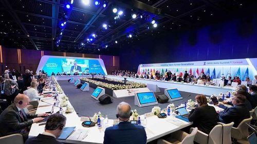 Bakan Tekin, OECD Beceriler Zirvesi’nde oturuma başkanlık yaptı