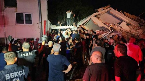 Depremde yıkılan binadaki 4 vatandaş kurtarıldı