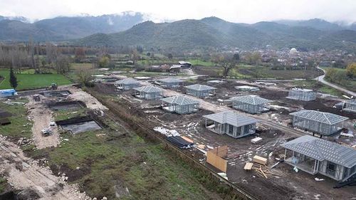 Balıkesir’in Sındırgı ilçesinde deprem konutlarının yapımı sürüyor