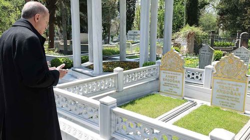 Başkan Erdoğan, anne ve babasının kabrini ziyaret etti