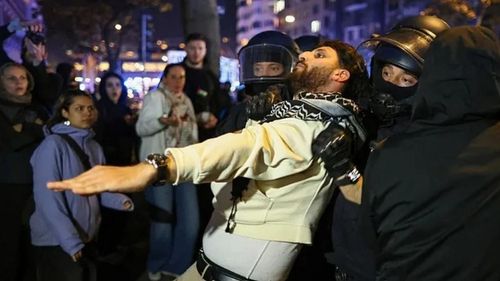 Berlin’de Filistin’e destek gösterisine polisten sert müdahale