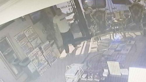 Fatih'te ölen Böcek ailesinin otelin kapısını kırmaya çalıştığı görüntüler ortaya çıktı