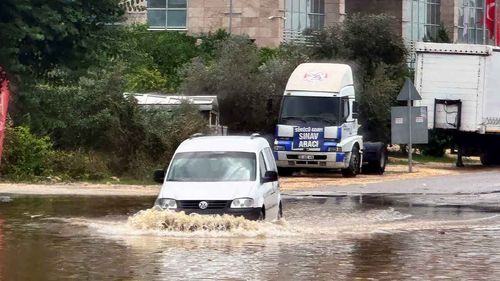 Çanakkale, Antalya ve Mersin’de sağanak alarmı: Yollar göle döndü, evleri su bastı
