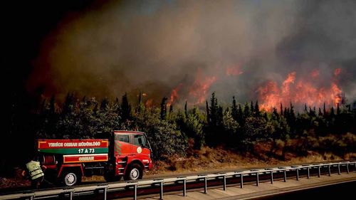 Çanakkale’deki orman yangınında mahsur kalan 84 kişi kurtarıldı