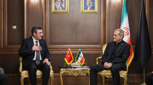 Cumhurbaşkanı Yardımcısı Yılmaz, Tahran'da Pezeşkiyan ile görüştü