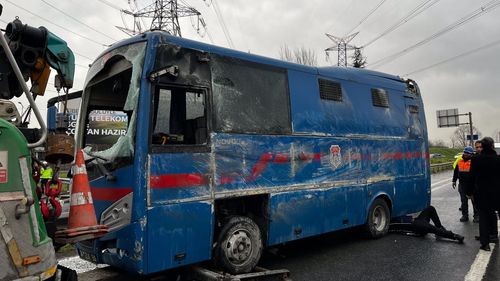 İstanbul’da cezaevi nakil aracı devrildi: 2’si ağır 19 yaralı