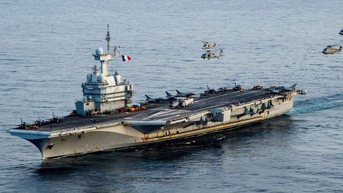Fransız uçak gemisi Charles de Gaulle Girit’teki Suda Deniz Üssü’ne geldi